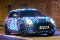 MINIのEVに3000個のLED電飾、英国内をクリスマスチャリティで走行 画像