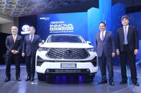 トヨタの新型ハイブリッドミニバン、『イノーバ・ハイクロス』…燃費はインドでクラス最高 画像