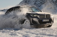 BMW X1 新型、PHEVは326馬力---新写真 画像
