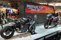 映画「トップガン マーヴェリック」の劇中車、GPZ900RとNinja H2を期間限定展示…神戸カワサキワールド 画像