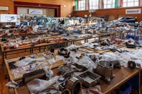 廃校に最新EVの分解部品3万点がズラリ、三洋貿易が展示場をリニューアル 画像