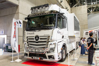 “走る邸宅”大型キャンピングカーを一挙紹介!…価格は2億円以上、車の中に車庫がある? 画像