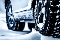 雪で電気自動車が立ち往生、保険のロードサービスは使えるの? ガス欠だけ? 画像