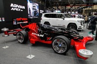 赤と黒に彩られた限定「ADVAN」カラーの実物大ミニ四駆…東京オートサロン2023に出現! 画像