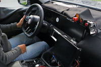 BMW『X3』次期型のコックピットを激写!湾曲ディスプレイ&超スモールシフターが丸見え 画像