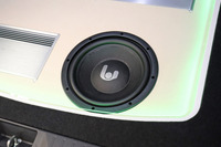 ［低音強化・実践レクチャー］後方に置いたサブウーファーの音が前から聴こえてくる!? その実現方法を解説！ 画像