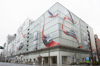 銀座でビル外壁にアウディ Q5 登場 画像