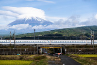 F1と新幹線が並走、バックは富士山! レッドブルが『BAKUSOU』映像を公開 画像
