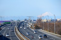 道路に非接触給電コイルを整備、国交省が事業化調査 画像