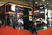 ディーラーの壁をMINIが走る?…宝塚 3月2日から 画像