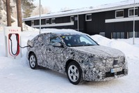 BMWのクーペSUV『X2』もEV化!テスラの充電スタンドで激写、そのスペックは? 画像