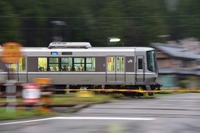 JR西日本の近郊型電車に異状…223系の台車に長さ112mmの亀裂 画像