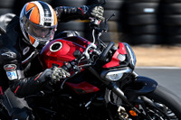 【トライアンフ ストリートトリプルRS 試乗】 Moto2パワー炸裂!本気の熟成度にうなる…佐川健太郎 画像