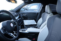 曲面ディスプレイにMステアリングホイール、BMW『X2 M35i』次期型の内装をスクープ! 画像