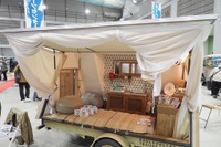 女子ウケNo.1の可愛い三角屋根のトレーラー、イーグルバレー「ブラッコム」が東北キャンピングカーショー2023でデビュー 画像