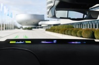 フロントガラス全幅がヘッドアップディスプレイに、BMWが次世代EVに搭載へ…2025年以降 画像