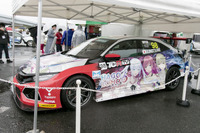 ユピテル、霧島レイ・富士サクラ・葵茶々「羽衣6」の痛車&TCR参戦マシンを展示…お台場痛車天国2023 画像
