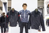 乾きやすく通気性抜群の「クイックドライジャケット」!クアルタラロのレプリカヘルメットも展示されたRSタイチ…東京モーターサイクルショー2023 画像