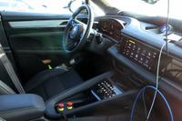 ポルシェ『マカンEV』の運転席をスクープ!ボタン少ないフルデジタルなインテリアに 画像