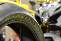 スポーツ走行を制するのはこれだ!ダンロップが「SPORTMAX Q5S」を初公開、個性豊かなレーシングバイクも並ぶ…東京モーターサイクルショー2023 画像