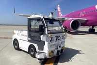 関西空港で自律運転けん引車が稼働---遠隔管制システムを搭載 画像