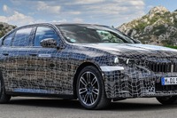 BMW 5シリーズ 次期型、3シリーズの敏捷性+7シリーズの快適性…EV版『i5』のプロトタイプ写真公開 画像