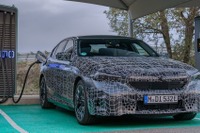 BMW 5シリーズ 次期型、EVi 5に「M60」設定へ…プロトタイプの写真公開 画像