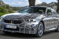 BMWの新型スポーツセダンEV『i5』、光るキドニーグリル採用…実車は5月24日発表へ 画像