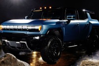 ハマー EV に「オメガエディション」、青い惑星に着想の専用マットブルーで塗装…限定車を米国発表 画像