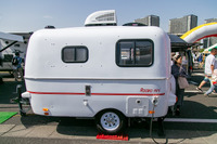 初めての車中泊に最適な「ちょうどいいサイズ」のバンコン&トレーラーをカーショップスリーセブンが出展…神奈川キャンピングカーフェア 画像