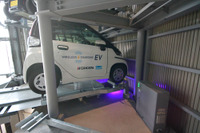 自動ワイヤレス充電を運用---技研製作所が超小型EV用の機械式駐車場で実証 画像