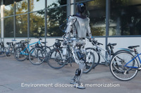 テスラのヒト型ロボットが集団で歩く、簡単な作業もこなす---動画公開 画像