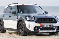 MINI クロスオーバー に「未知の領域」仕様、専用ツートン塗装…欧州で設定 画像