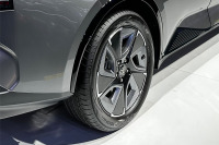 トヨタの中国向けEVセダン『bZ3』、ヨコハマ BluEarth-GT AE51 を新車装着 画像
