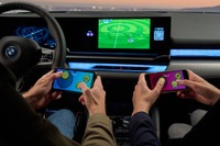 BMWの車載ディスプレイでゲーム、スマホがコントローラーに…『5シリーズ』新型から 画像