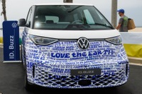 VW『ID.Buzz』にアートカー、「Love the Earth」を世界の言語で表現 画像