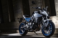 スズキ新時代到来!?『GSX-8S』は新エンジン開発陣に感謝したくなる“ポップで万能”な一台だ…伊丹孝裕×小川勤 画像