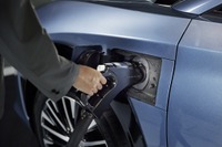 【株価】トヨタ反落も日本電解急伸、車載電池向け経産省補助金で思惑買い入る 画像