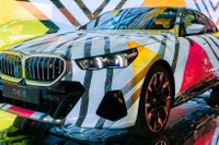 BMWの新型EVセダン『i5』にアートカー、AI生成のアニメーションを車体に投影 画像