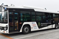 雨がふると大型自動運転バスの性能はどうなる？ 福岡空港で検証中 画像