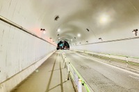 車と並走する白髪の老婆…怖い話をAIで作ってください【怪談募集 2023】 画像