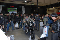 【東京モーターサイクルショー09】ヤマハ VMAX の周りは黒山の人 画像