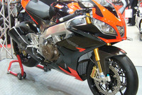 【東京モーターサイクルショー09】SBKレプリカマシンを年後半に発売…アプリリア 画像