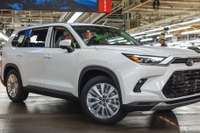 トヨタの新型SUV『グランドハイランダー』、全車ハイブリッド…米国で生産開始 画像