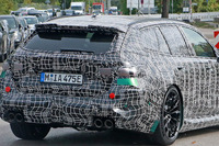 超高速ワゴンが復活!BMW『M5ツーリング』新型は800馬力!? ついに実車を初スクープ 画像