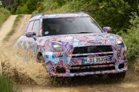 この模様は? MINIクロスオーバー 次期型がオフロードテスト…最新プロトタイプの写真 画像