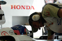 【ホンダF1ストーキング】BARのドライバーとピットはFOMAで通信---03年 画像