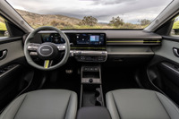 「Bセグにこれ以上必要?」ヴェゼルサイズの電動SUV、ヒョンデ『コナ・エレクトリック』の“リビングスペース”インテリアとは 画像