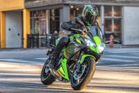 カワサキ『Ninja 650』2024年モデルはレーサーデザインとストリート志向のマットブラックで登場 画像