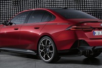 BMWの新型EVセダン『i5』に「Mパフォーマンスパーツ」を設定 10月欧州発売へ 画像